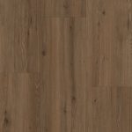 Sedrun tölgy színű Majestic Wide laminált padló modern nappaliban.