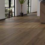 Majestic Wide laminált padló Sedrun tölgy színben, természetes tölgy mintázattal.